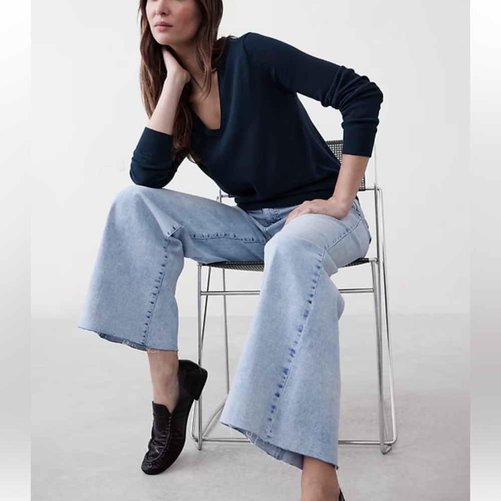 Banana Republic Factory Preppy Navy Forever V-Neck Sweater / Capsule Wardrobe - Picture 4 of 10